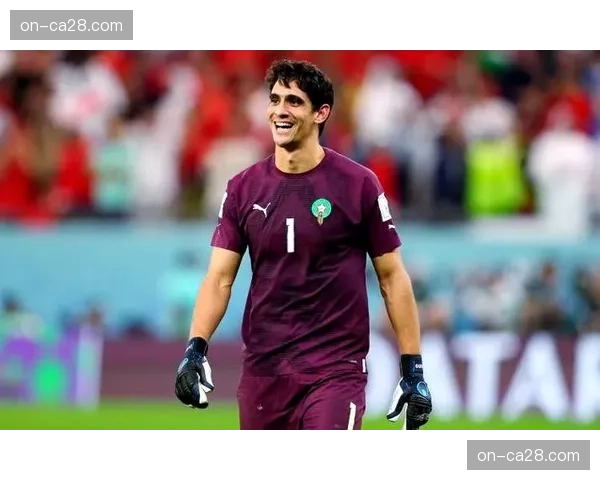 特写：摩纳哥门将迪迪隆扑出点球后，与后卫激情相拥